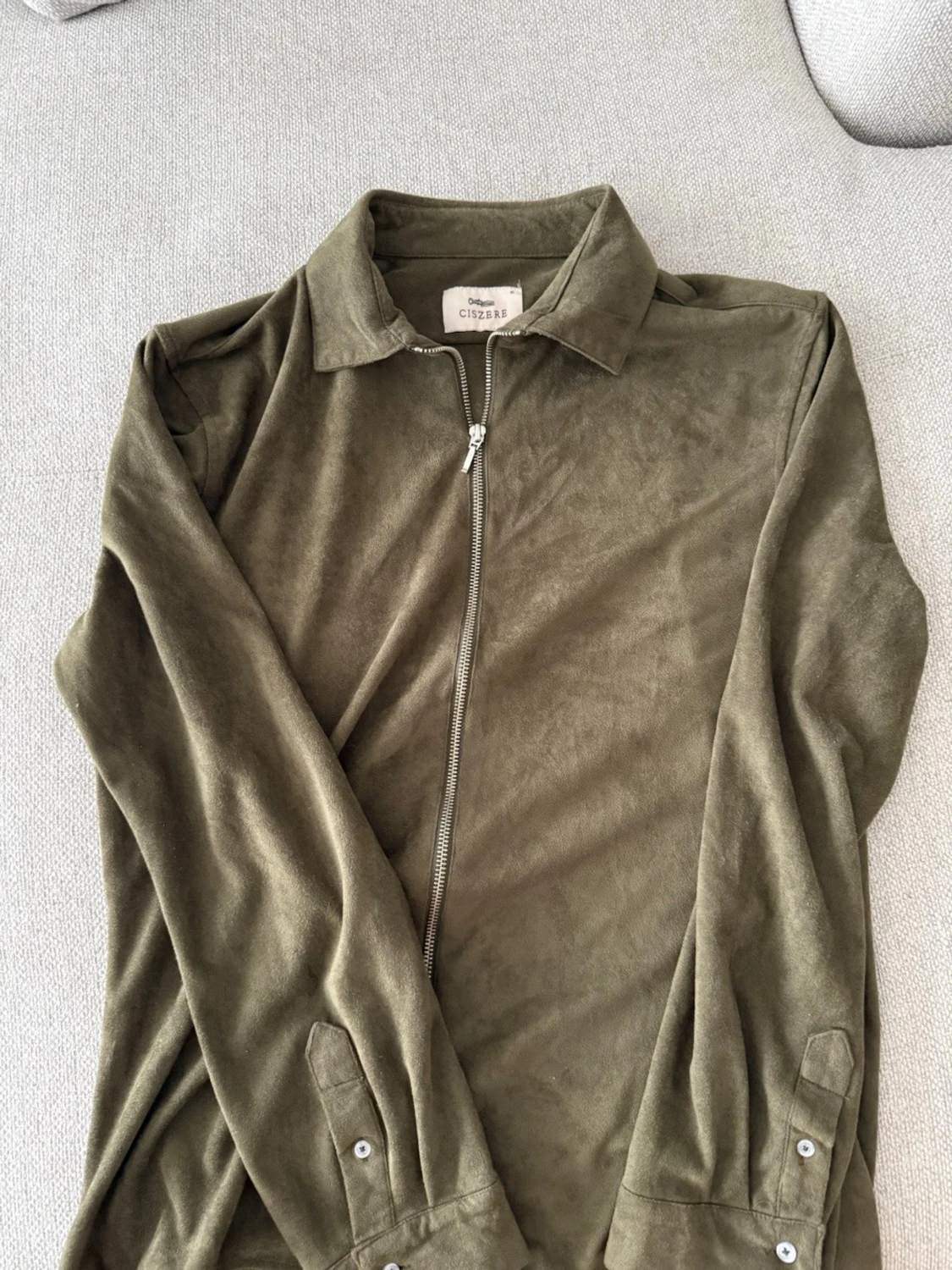 Olivgrön overshirt från Ciszere