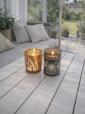 Höst & vinterljuslyktor från Miljögården&WoodWick – fint skick - 2st höst & vinterinspirerade vintage ljuslyktor, använda 1 säsong så i fint skick. Båda lyktorna är väl omhändertagna & har inga kända skador. Den ljusbruna/orangea ljuslyktan kommer från Miljögården & är ca 8×7,3cm. Den bruna ljuslyktan med dekorativa snöflingor är från WoodWick & är 4×2,75 inches. Färgerna är något mörkare i verkligheten än vad som framgår på bilderna. Nypris 399kr! FÖRST TILL KVARN! SISTA CHANSEN!