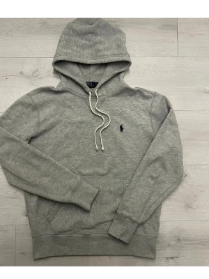 Grå hoodie från Polo Ralph Lauren - Tjenare nu säljer jag min gråa Polo Ralph Lauren hoodie! Tröjan är använd några gånger men är i utmärkt sick. Skriv om ni har några fråger eller funderingar så är jag glad att få svara på dom🙌