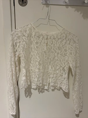 Spets topp - Jätte söt fest topp i spets!! Köpt här på plick i nyskick!