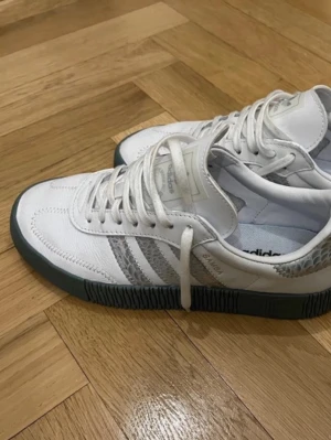 Adidas sambas  - Säljer dessa unika adidas sambas❤️de är näst intill nya!