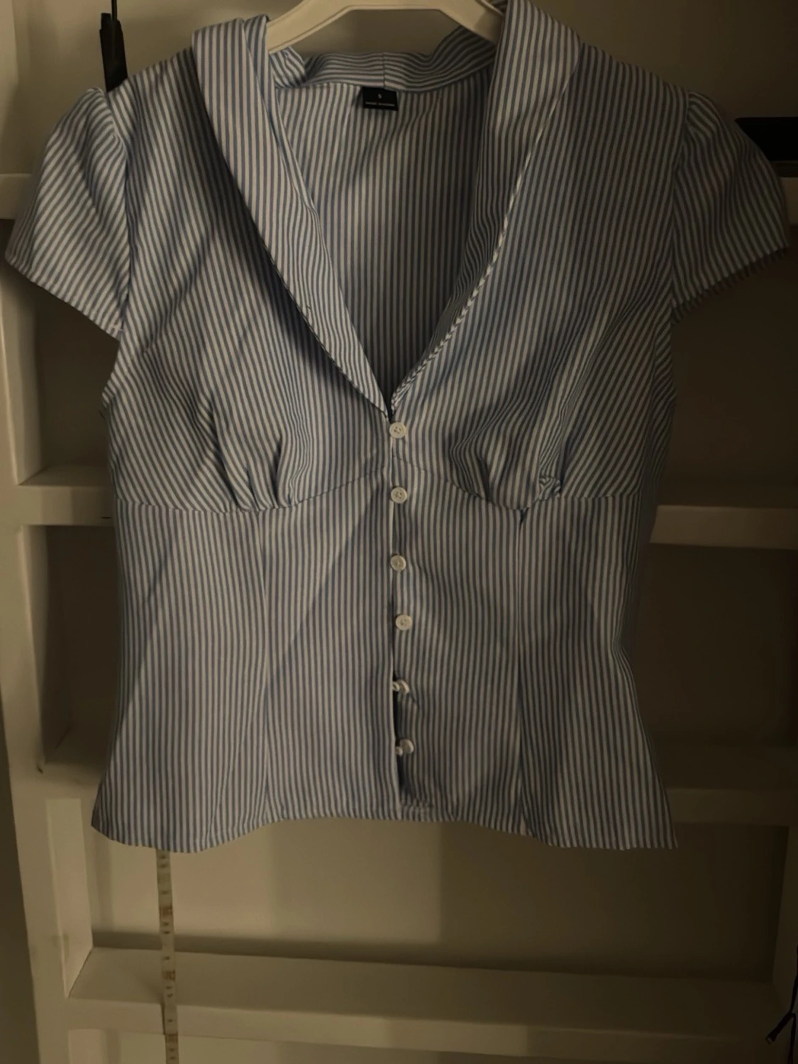 Blårandig blus med kort ärm