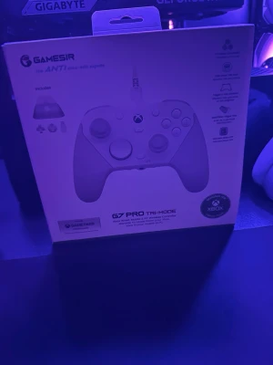 GameSir G7 Pro Tri-Mode handkontroll - GameSir G7 Pro Tri-Mode handkontroll för Xbox och PC. Vit design med grå detaljer, klassisk Xbox-layout och flera knappar. Trådlös och trådbunden anslutning, anti-stick drift teknologi och ergonomisk form. Perfekt för gaming på konsol eller dator.