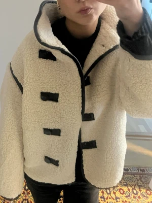 Beige teddyjacka  - Fin beige teddyjacka från hm, aldrig använd💕💕