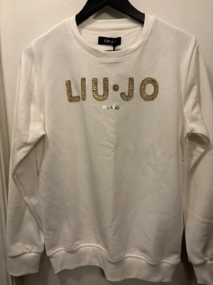 Liu jo - Jag säljer en tröja i storlek S. Allt är som på bilden. Den har stått i över sex månader, så jag tror att det är dags för en ny ägare.