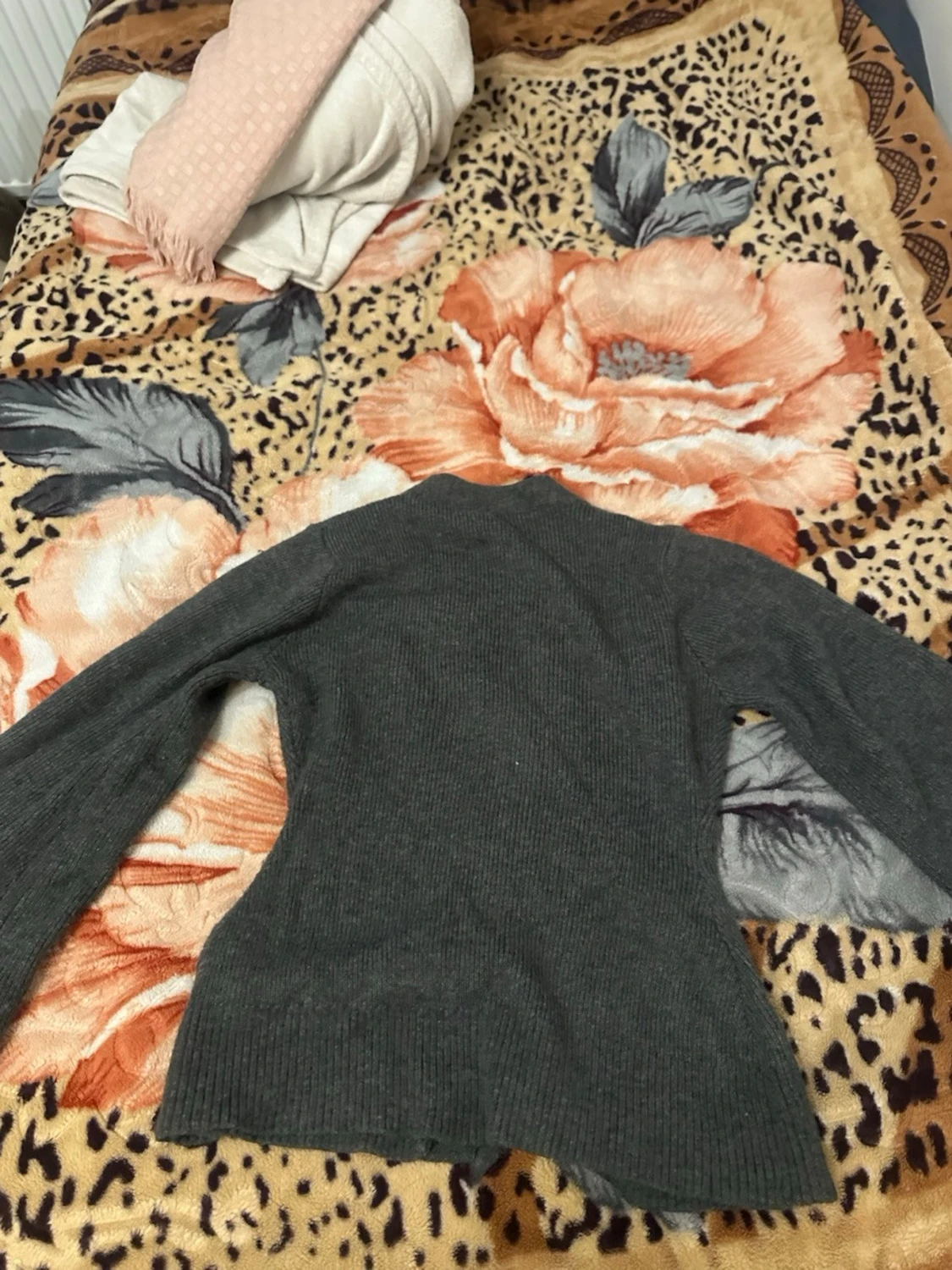 Mörkgrå ribbstickad kofta - 1