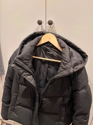 Svart pufferjacka ONLY - Jättefin pufferjacka från ONLY! Använd få gånger, och är i så gott som nytt skick! Perfekt nu till våren, när det är lite mittemellan väder, men passar också bra för kallare dagar! Nypris 1100kr💓