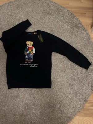 Ralph lauren tröja  - Helt ny polo bear tröja. För liten. St är ungefär 164cm. Hör av er om ni är intresserade 