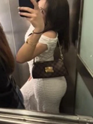 Vitt ribbat set med byxa och body - Säljer ett vitt set med ribbad struktur som består av en off shoulder-body och matchande vida byxor med resår i midjan. Materialet är stretchigt och mjukt, perfekt för en trendig och bekväm look. Passar dig som gillar stilrena och moderna plagg.