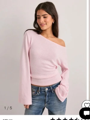 Ljusrosa off shoulder tröja Nelly - Trendig ljusrosa tröja från Nelly med breda ärmar och off shoulder-design. Mjuk och stretchig passform som sitter snyggt i midjan. Perfekt för dig som gillar en stilren men ändå unik look💕är aldrig använd så har prislappen kvar                                           Nypris: 349 kr 
