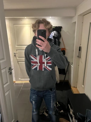 Archive hoodie - Sjukt fet archive hoodie med Storbritanniens flagga på 🇬🇧 | Storlek L men passar M | Väldigt bra skick✅ | Kontakta vid frågor och pris ej hugget i sten så kom med prisförslag🙌🙌
