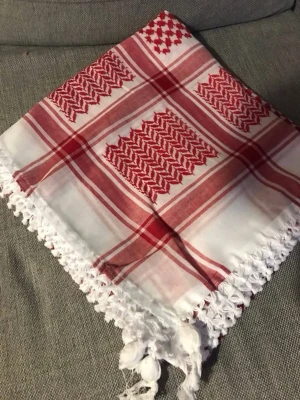 Keffya Rödvit mönstrad sjal med tofsar - Sjal i klassiskt rödvitt mönster med geometriska detaljer och rutmönster. Tillverkad i ett tunt, mjukt tyg och har dekorativa vita tofsar längs kanterna. Perfekt accessoar för att lyfta din outfit med en unik touch… vi har några färger skriv till mig om du har fråga tack