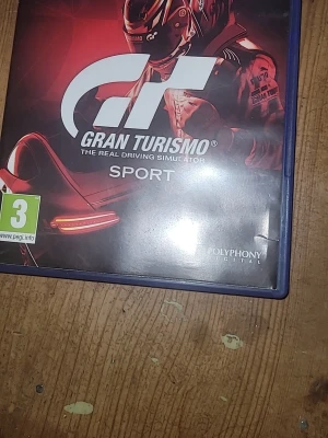 Gran Turismo Sport PS4 spel - Gran Turismo Sport till PlayStation 4. Fungerar felfritt. Fräsch skiva plasten har några skavanker och synns att den har funnits ett tag men funkar bra