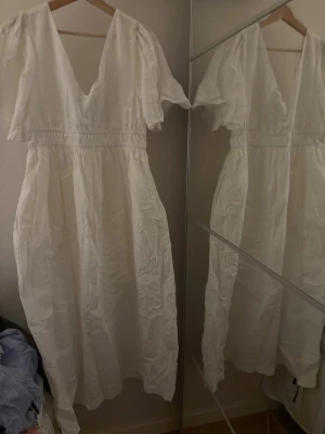 Lång kjol med fickor :) - Lång kjol använd 1 gång innan som har fickor och en halvöppen rygg. Öppet på framsidan.