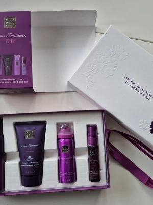 The Ritual of Yozakura * Presentbox - Fast pris på 200 kr.Helt ny och oanvänd presentbox.  Perfekt inför Alla hjärtans dag!  Doftfamilj: blommig. 1 X The Ritual of Yozakura Foaming Shower Gel 50ml  1 X The Ritual of Yozakura Body Lotion Mousse 50ml  1 X The Ritual of Yozakura Hair & Body Mist 20ml  1 X The Ritual of Yozakura Body Cream 70ml  Djur och rökfritt hem. Se bilder och förstora då de ingår i beskrivningen. Se gärna mina övriga annonser.   Vid avhämtning finns den i Sollentuna.