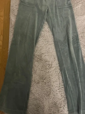 Gröna juicy couture byxor - Gröna juicy couture byxor. Köpte dom på Raglady i Göteborg. Använda i jättebra skick men säljer för att jag inte använder dom. I storlek Xs! Dom är använda men har inga större defekter!
