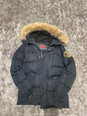 Canada zavetti dunjacka - Alessandro zavetti svart dunjacka med päls. I storlek S. Värd runt 1000 kr. OBS: har en liten fläck på framsidan. Den kanske kan tvättas bort. 100% äkta. Skickas inom 24h 💬 pris kan diskuteras vid snabb köp.