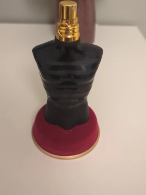 Jean Paul Gaultier Le Male Le Parfum 125ml - Jean Paul Gaultier Le Male Le Parfum i en ikonisk flaska formad som en svart torso med gulddetaljer. Parfymen kommer i en elegant svart och guld metallburk. Nyöppnad och sprayad max 10 gånger