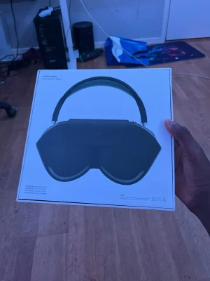 Apple AirPods Max hörlurar - Säljer ett par Apple AirPods Max hörlurar i snygg silverfärg. Over-ear design med mjuka öronkuddar och ett robust metallband. Levereras med Smart Case för enkel förvaring. Perfekta för dig som vill ha grymt ljud och stilren design. Det ända som e fel är att ladd grejen e lite sönder