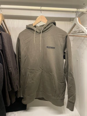 Olivgrön hoodie La Folie Douce - Olivgrön hoodie med tryck på bröstet och stort cirkeltryck på ryggen med texten 'La Folie Douce Val douce’. • använd 1-2 gånger!!