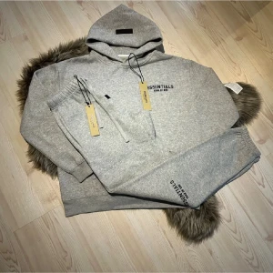 Essentials Fear Of God set. - Väldigt bra skick helt nya Storlek S i färgen Grå