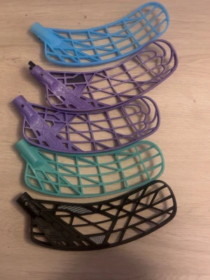 Innebandyblad - Säljer dessa 5 innebandy blad. Två st unihoc i väldigt bra skick aldrig använt och 3st Oxdog blad 2 avox och 1 fsl. Avox bladen är rätt så använda men fungerar att spela med . Pris kan diskuteras tveka inte på o ställa frågor