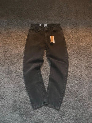 Svarta jeans från grunt - Säljer ett par svarta jeans från Grunt i storlek W27 och säljs för 200kr!