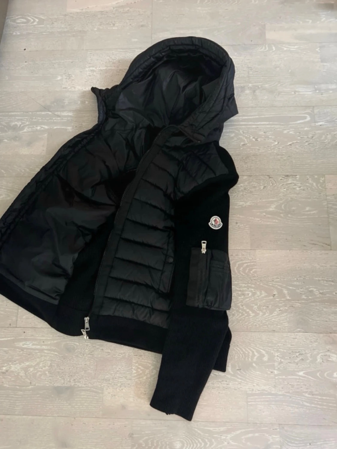 Svart pufferjacka från Moncler - 2