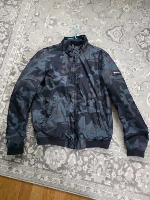 Woolrich - Snygg woolrich reversible jacka I storlek M, perfekt inför våren. Den är I mycket bra skick och är vatten avvisande, hör av dig vid frågor😊