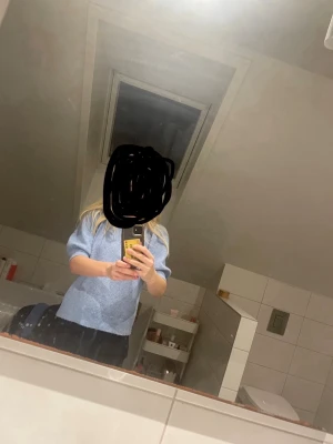 Ljusblå stickad tröja med puffärm - Säljer en ljusblå stickad tröja med korta puffärmar och rund hals. Tröjan har en rak passform och ribbade detaljer vid ärmslut och nederkant. Perfekt för dig som gillar en enkel men trendig look.