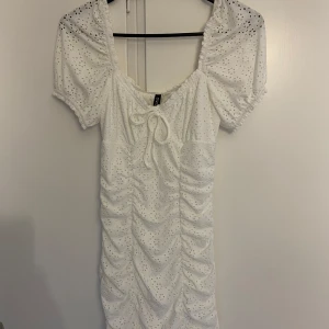 Tre sommarklänningar - Tre stycken sommar klänningar, aldrig använda. Skriv om ni har frågor eller vill se fler bilder. Perfekt för sommarens alla tillfällen tex student eller midsommar. Skriv innan om ni vill köpa || Pris för alla tre: 350kr. En för 120kr styck | SKRIV INNAN NI KÖPER!!!!