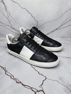 Valentino Flycrew Skor - Svarta Valentino Flycrew skor | Stl: 44, fråga om innermått vid osäkerhet | Ingår: Box | Material: Läder : Tveka inte att höra av dig vid minsta fundering eller fråga! 🌟