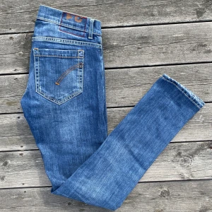 Dondup jeans  - Dondup jeans i den populära modellen george! Bra skick. Storlek 31, sitter slim fit. Kontakta mig för fler frågor eller funderingar! Enda defekt är att lappen innuti har gått av