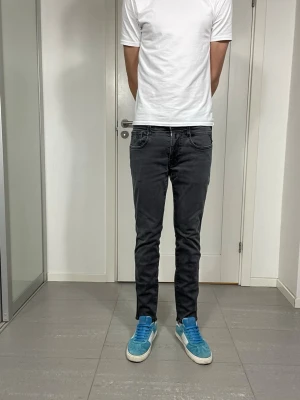 Replay Anbass Hyperflex Jeans  - Säljer nu dessa Replay Anbass Hyperflex jeans i grå/svart färg, W31 o L30, skriv för fler bilder/frågor🙌🏼