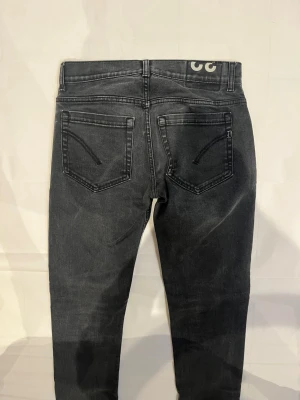 Dondup jeans - Skick: 9/10 | modell: George | obs! Storleksettiker är avklippta men det är storlek 32 
