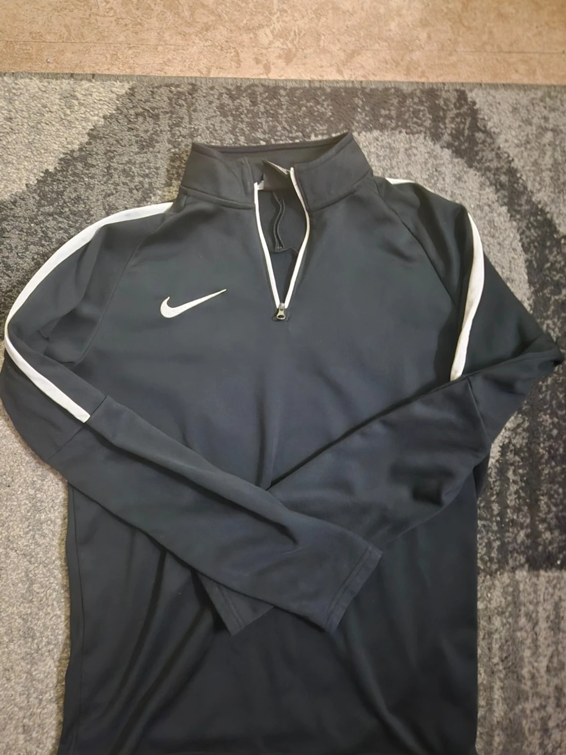 Svart Nike träningströja med dragkedja