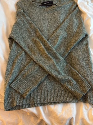  stickad tröja  - Mysig stickad tröja från med rund halsringning och ribbade muddar vid ärmslut och nederkant. Tröjan har en avslappnad passform och är perfekt för lager på lager. Materialet känns mjukt och behagligt mot huden.