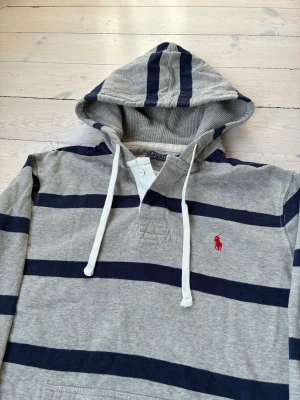 Randig Ralph Lauren hoodie  - Riktigt fräsch randig hoodie från Ralph Lauren i perfekt skick! 🙌 Storlek L men passar mer som M, skriv vid minsta lilla fråga! 👍 
