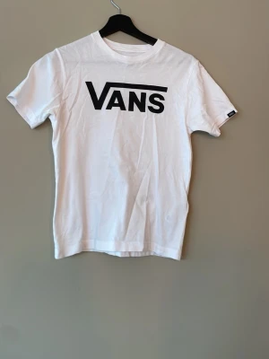 Två vita Vans T-shirt - Två stycken Vans T-shirts som knappt är använda.