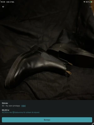 Svarta Chelsea boots från H&M - Säljer ett par klassiska svarta Chelsea boots från H&M. Skorna är i slätt konstläder med elastiska paneler på sidorna och en liten ögla bak för enkel påtagning. Snygg och tidlös design som passar till det mesta.