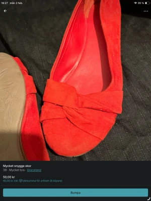 Röda ballerinaskor med rosett Graceland - Snygga röda ballerinaskor från Grannland med en stor dekorativ rosett framtill. Skorna har rundad tå och är gjorda i ett mjukt mockaliknande material. Sulan har blommönster för extra detalj. Perfekta för att lyfta vilken outfit som helst!