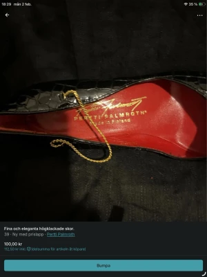 Svarta pumps från Pertti Palmroth - Säljer ett par svarta pumps från Pertti Palmroth med krokodilpräglat mönster och röd innersula. Skorna har spetsig tå och elegant siluett. Materialet ser ut att vara lackat läder och de har en tunn guldfärgad kedjedetalj vid hälen.