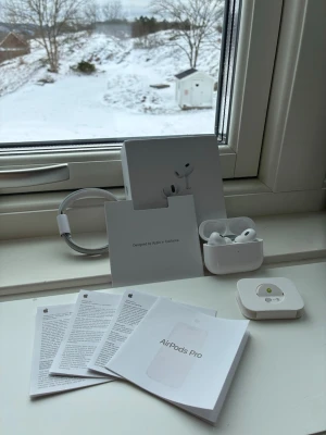 ÄKTA!  Apple AirPods Pro 2  - Fick dessa i julklapp nu i år men har själv ett par AirPod 4 som jag gillar mer så använder dem mest därför säljer jag nu dessa AirPod Pro 2 med väldigt bra noice cancelition och helt i nyskick typ använda ungefär en vecka max ! Kom med frågor eller funderingar !