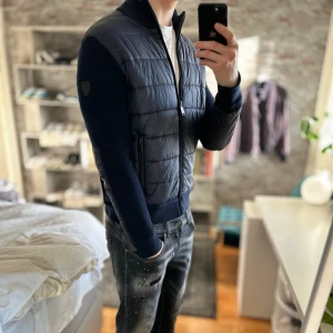 Stickad ralph lauren cardigan - Mycket bra skick, lappen vid nacken är lite intryckt och det är en liten skada på vänsterarmen men detta syns inte igenom! Storlek M sitter som M och passar dig som är mellan 178-185cm ungefär. Nypris ca 4000kr. Modellen är 185 cm, 75kg. Passar bra nu till våren! Skriv för mer information!