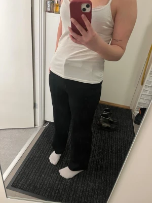 Vero Moda kostym byxor  - Säljer då de inte kommer till användning. Den är lite smutsig på benen men det går att tvätta bort. Den är i modellen VMZAMIRA MR SLIM STRAIGHT PANT. 