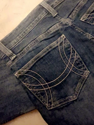 Blå bootcut jeans med kontrastsömmar - Säljer ett par marinblåa bootcut jeans från Gina! Lowwaist Aldrig använda, dock utan prislapp. Kostar 500kr då jag köpte dem🩵🩵