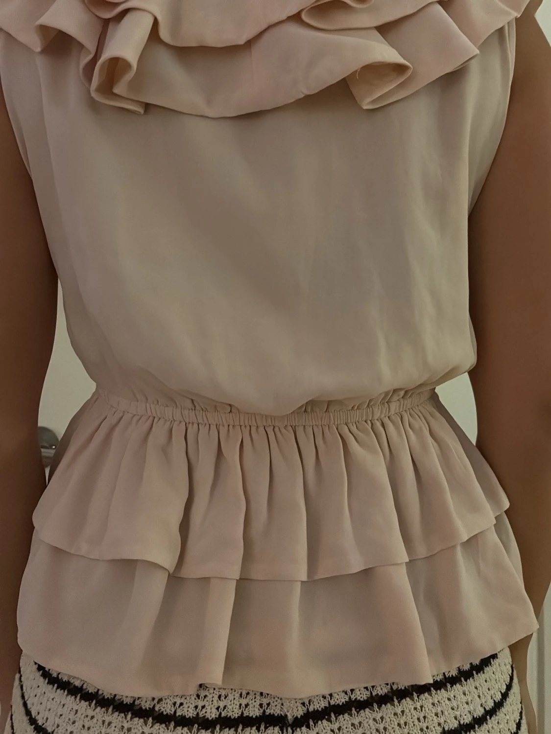 Beige volangblus med omlottdetalj - 2