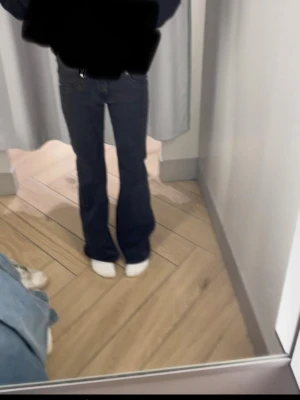 Jeans - Säljer min mörkgrå jeans från hm då jag inte gillar passformen. Dom är använda 2 gånger,pris kan diskuteras .
