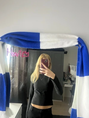 Svart långärmad topp - En svart långärmad topp. Sälja på grund av att jag börjar växa ur den passar på både XS och XXS Och vill man ha det mer som jag har den på bilden kan säkert en storlek. S har den. Nypris 150 mjukt material. 