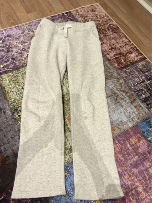 Grå mjukisbyxor från Russemerch - Säljer mina grå mjukisbyxor från Russemerch då de är lite korta på mig som är 168🤍 fina byxor utan synliga defekter🤍